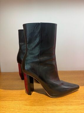 VETEMENTS  Reflector Black Pointed-Toe Women's Leather Ankle Boots